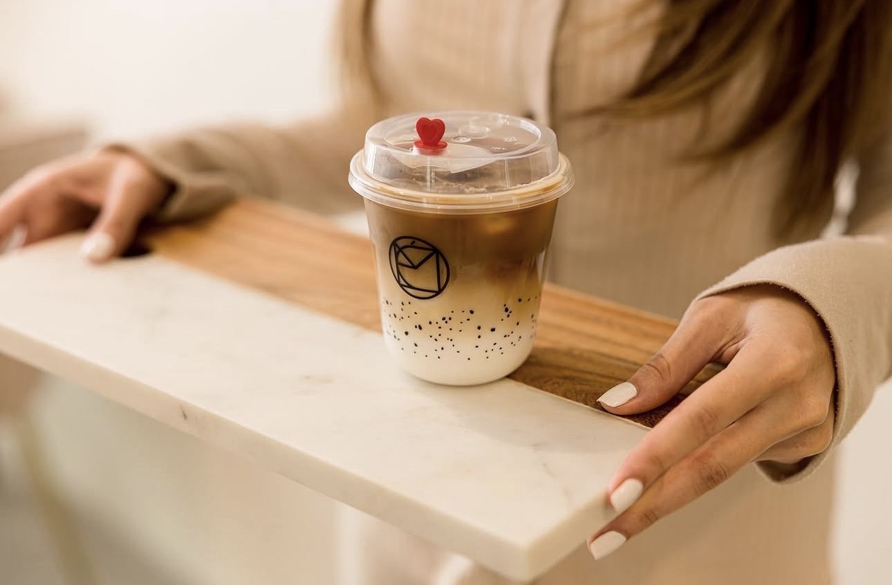 Mélo iced coffee on a marble tray