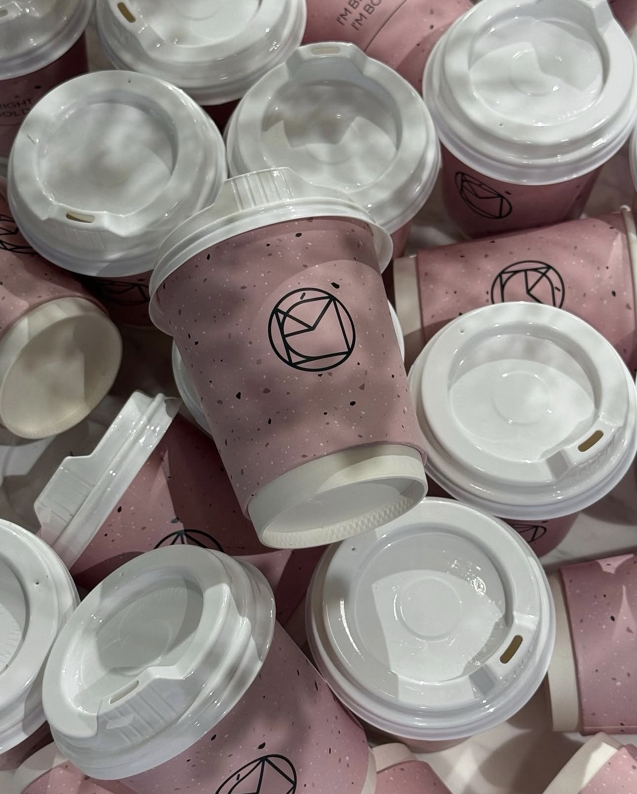 Mélo signature pink branded cups